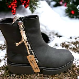 Seven7 Black Vault Chunky Grunge Bootie Women Size 9., NWT, No Box